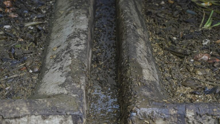 Erdkabel ohne Graben verlegen – Rohr auf einer Baustelle für grabenloses Verlegen