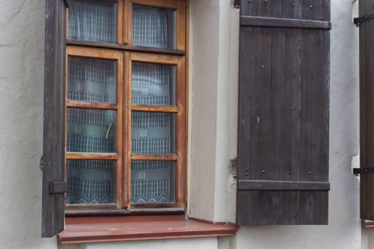 Fensterkitt oder Silikon – Holzfenster mit Sprossen und Fensterläden