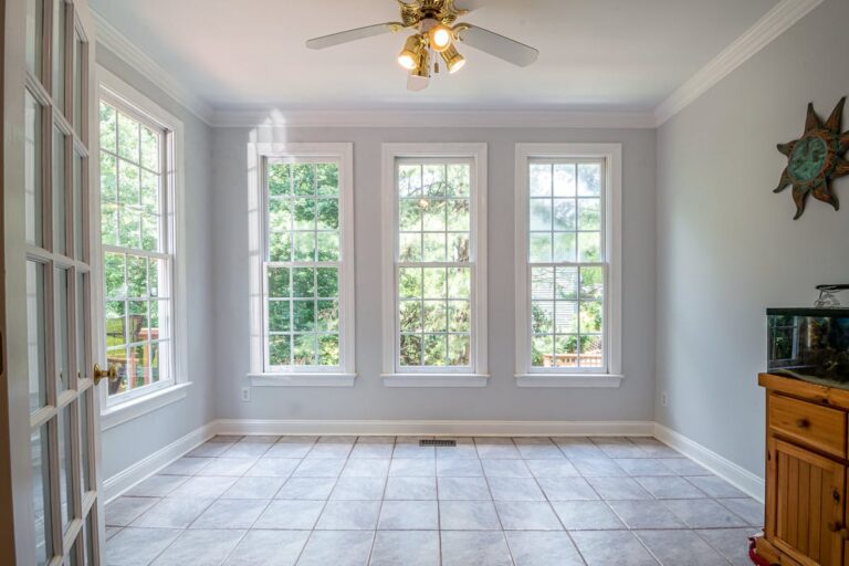 Plötzlicher Fischgeruch im Zimmer: Ursachen und Maßnahmen Fischgeruch im Zimmer – Heller Wohnraum mit geöffnetem Fenster