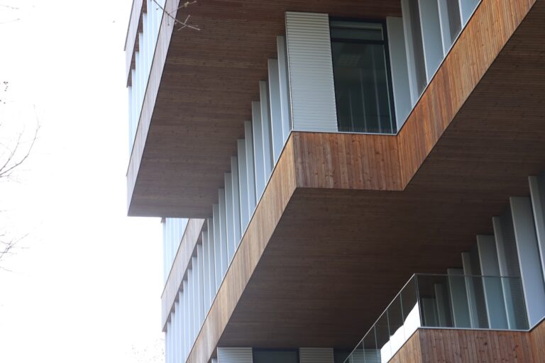 Nachhaltige Baustoffe – Modernes Gebäude mit Holzfassade