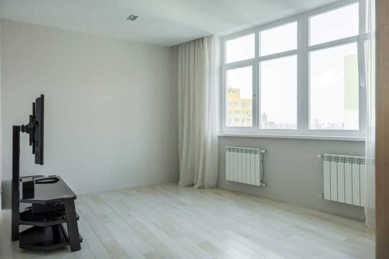Neue Heizkörper an alte Rohre anschließen: Darauf musst du achten Neue Heizkörper an alte Rohre anschließen – Heizkörper unter Fenstern in einem Wohnraum