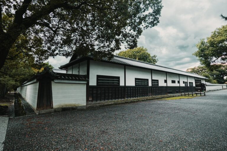 Spritzschutz Haus ohne Randstein – Kiesstreifen an der Hauswand