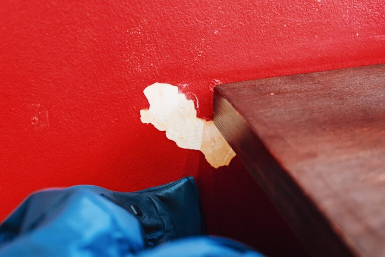 Tapete löst sich beim Streichen – Abblätternde Farbe an der Wand