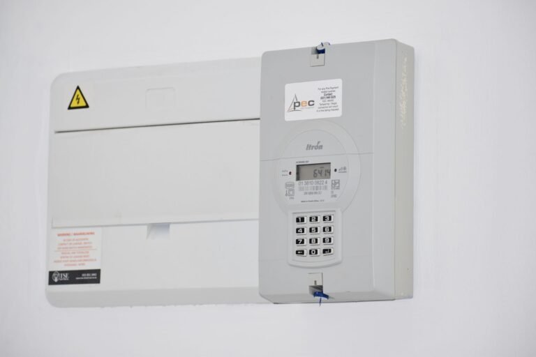 Zwischenzähler für Strom in Mietwohnung: Das solltest du wissen Zwischenzähler Strom Mietwohnung – digitaler Stromzähler an der Wand