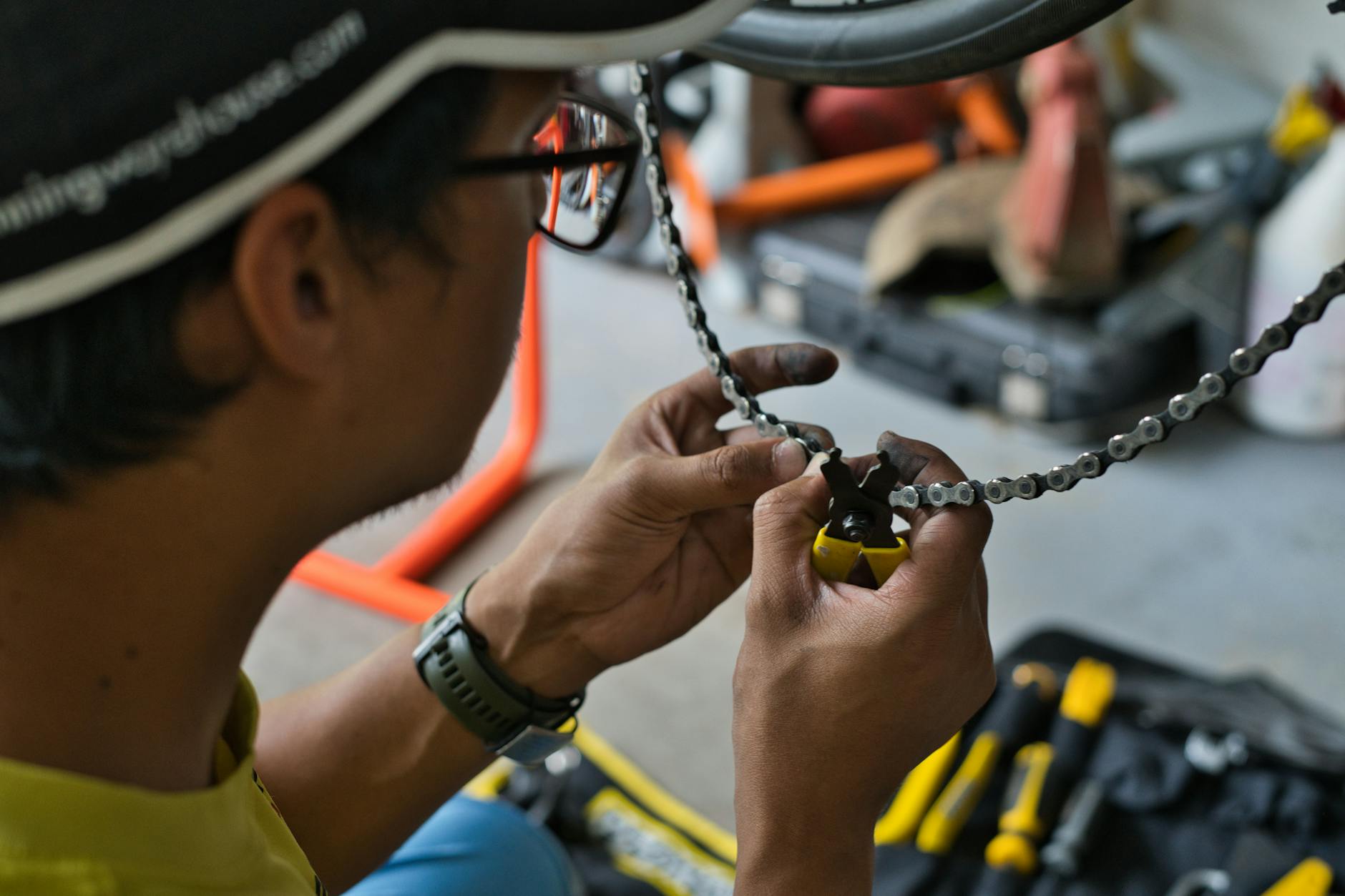 Drehmomentschlüssel Fahrrad – Mechaniker bei der Arbeit an einer Fahrradkette in der Werkstatt
