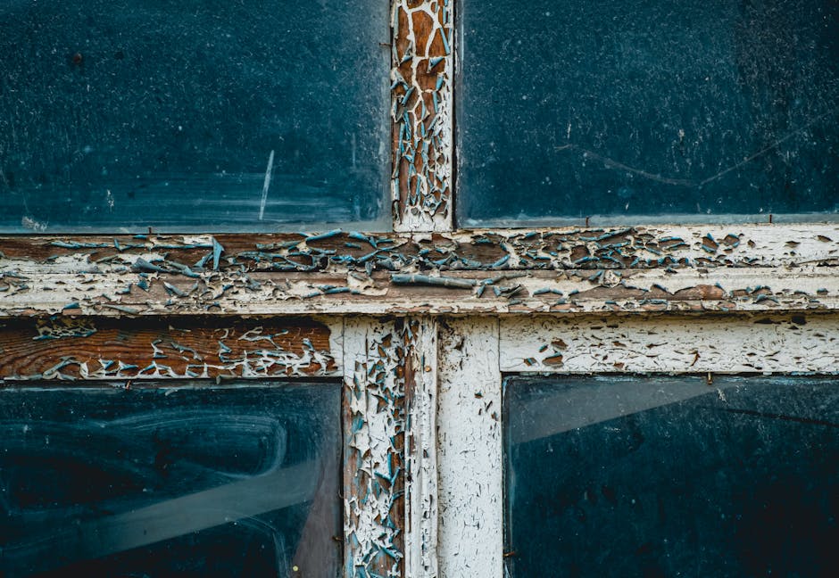 Fensterkitt überstreichen – verwitterter Holzrahmen mit abblätternder Farbe vor der Renovierung