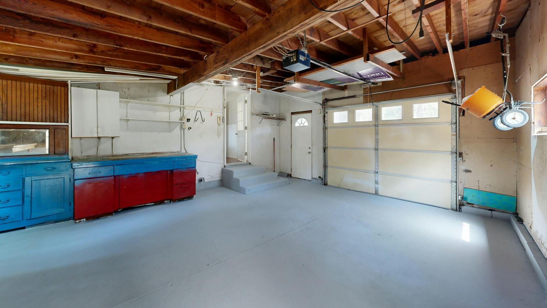 Garagenbelüftung nachrüsten – leere Garage mit Belüftungsmöglichkeiten