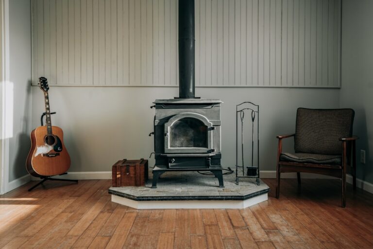 Kamin und Estrich: Dehnungsfuge richtig ausführen Kamin Estrich Dehnungsfuge – Kaminofen mit Steinbodenplatte und Fuge zum umgebenden Estrichboden