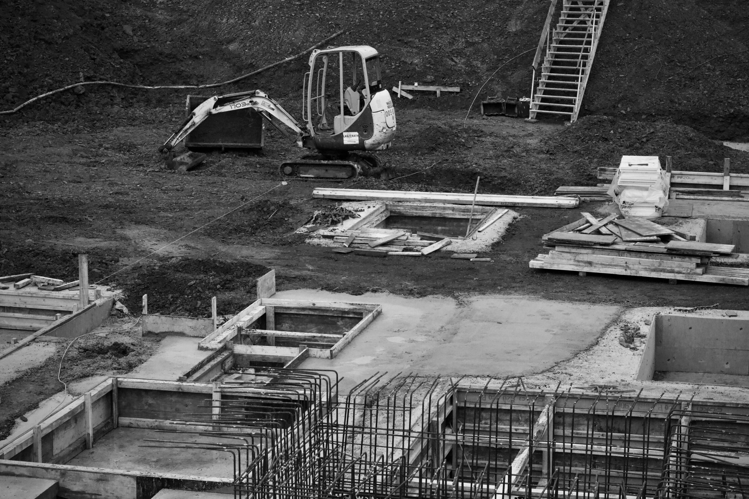 Kapillarbrechende Schicht unter Bodenplatte – Fundament mit Bewehrung auf Baustelle