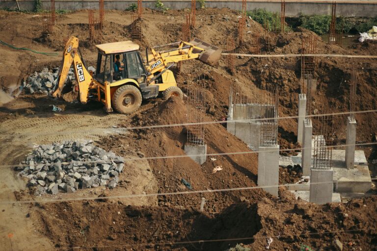 Kapillarbrechende Schicht: Funktion und Aufbau erklärt Kapillarbrechende Schicht – Kies und Schotter auf einer Baustelle als Schicht unter Bodenplatte