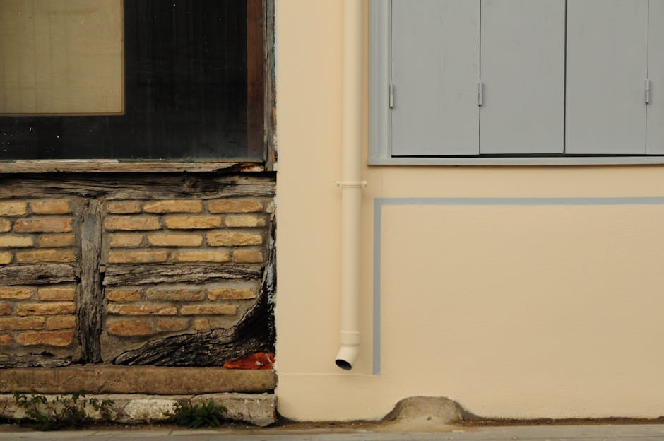 Kellerlichtschacht abdichten – Ablaufrohr an Hauswand mit Fensterläden