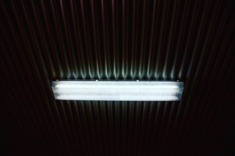 Leuchtstoffröhre lässt sich nicht drehen – weiße Leuchtstofflampe an der Decke