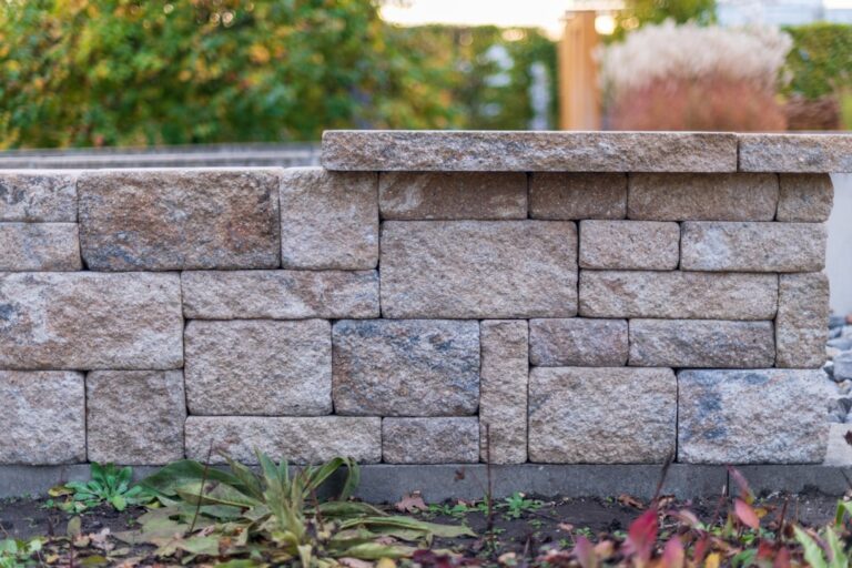 Pflanzsteine setzen ohne Beton: Anleitung und Tipps Pflanzsteine setzen ohne Beton – Steinmauer mit Bepflanzung im Garten