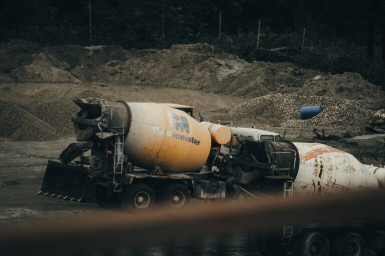 Zement abbinden beschleunigen – Betonmischer auf der Baustelle