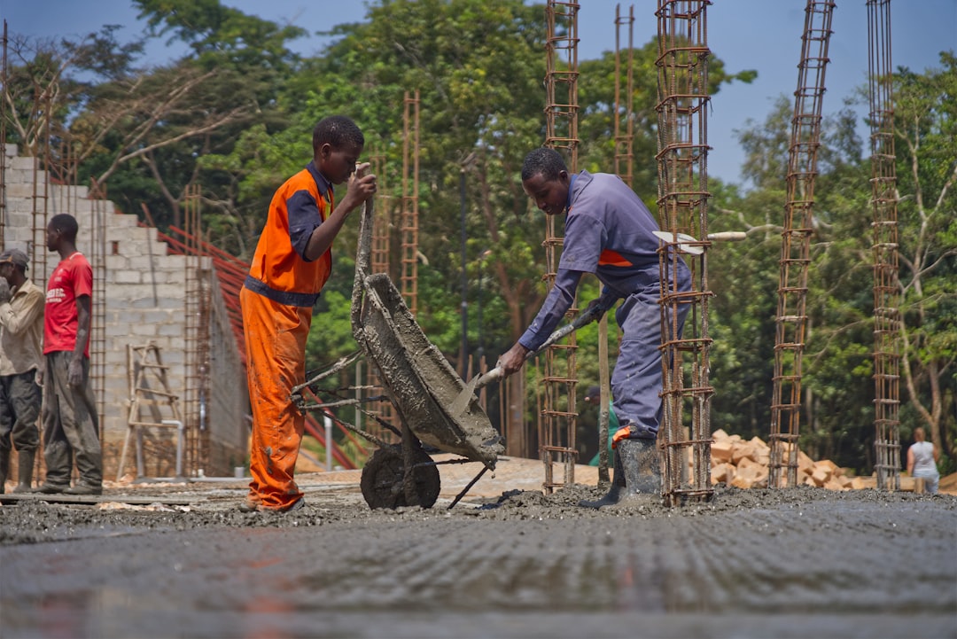 Beton einbringen mit Schubkarre – Zement abbinden bei der Arbeit
