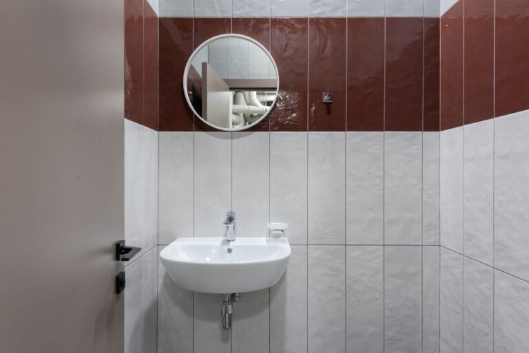 Abwasserrohr abdichten ohne Ausbau: So funktioniert es Abwasserrohr abdichten ohne Ausbau – Waschbecken mit sichtbarem Abflussrohr