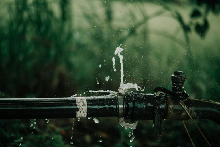 Abwasserrohr abdichten ohne Ausbau: So funktioniert es Abwasserrohr abdichten ohne Ausbau – undichtes Wasserrohr im Garten