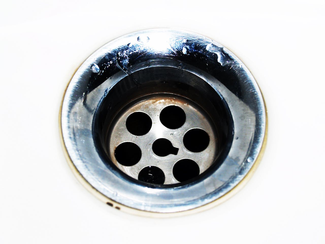 Abwasserrohr abdichten ohne Ausbau – Chrom-Abfluss am Waschbecken