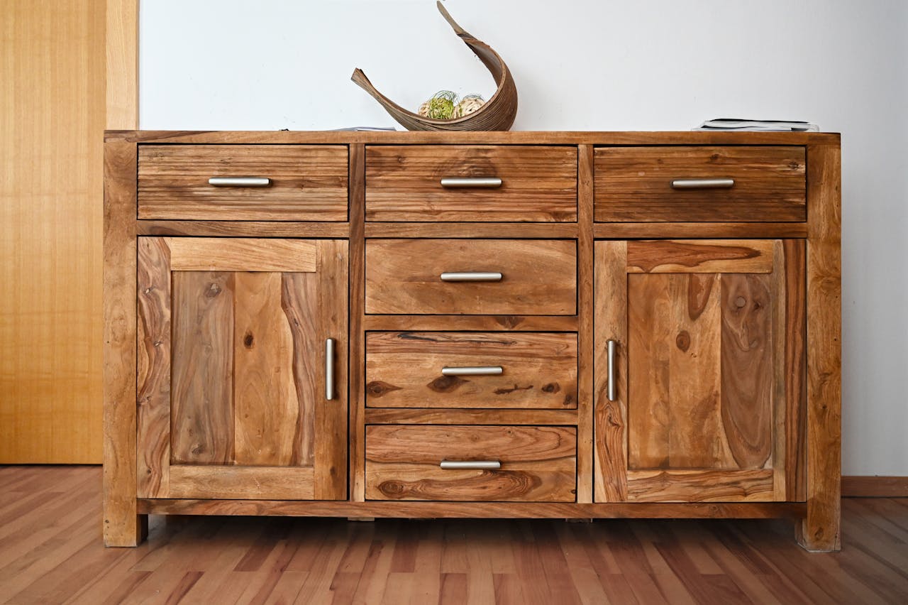 Akazienholz streichen – Holzschrank mit moderner Maserung