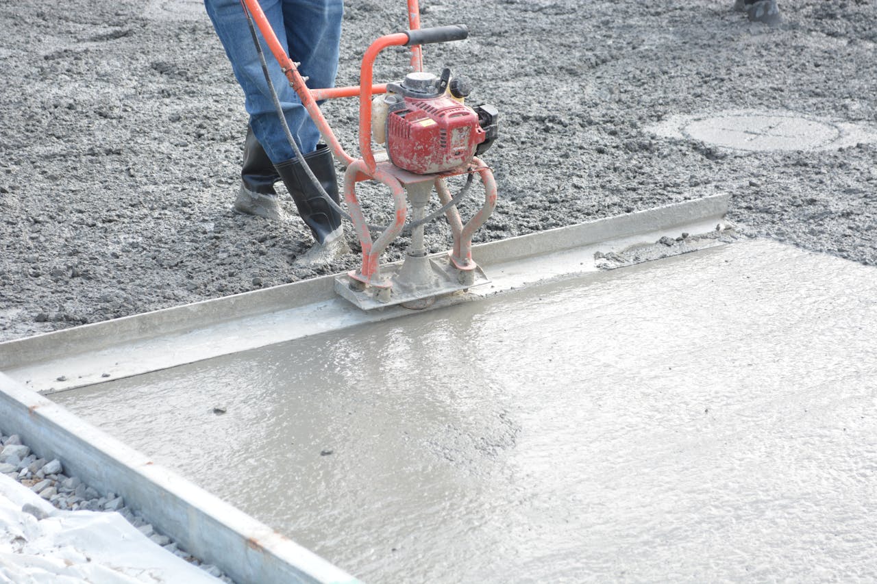 Beton abschleifen 1 cm – Arbeiter mit Maschine an Betonfläche