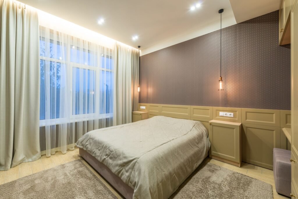 Bett rutscht auf Laminat – Bett auf einem Teppich im Schlafzimmer
