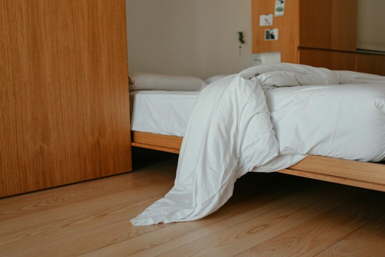 Bett rutscht auf Laminat – gemütliches Schlafzimmer mit Holzbett auf Holzboden