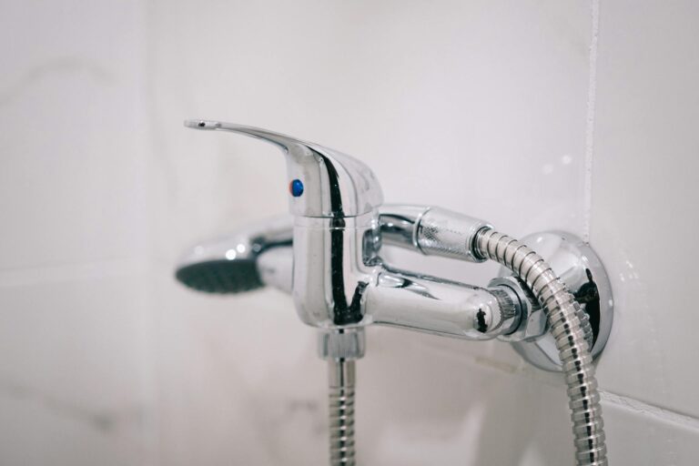 Duschschlauch kürzen – Chrom-Duscharmatur mit Schlauch im Badezimmer