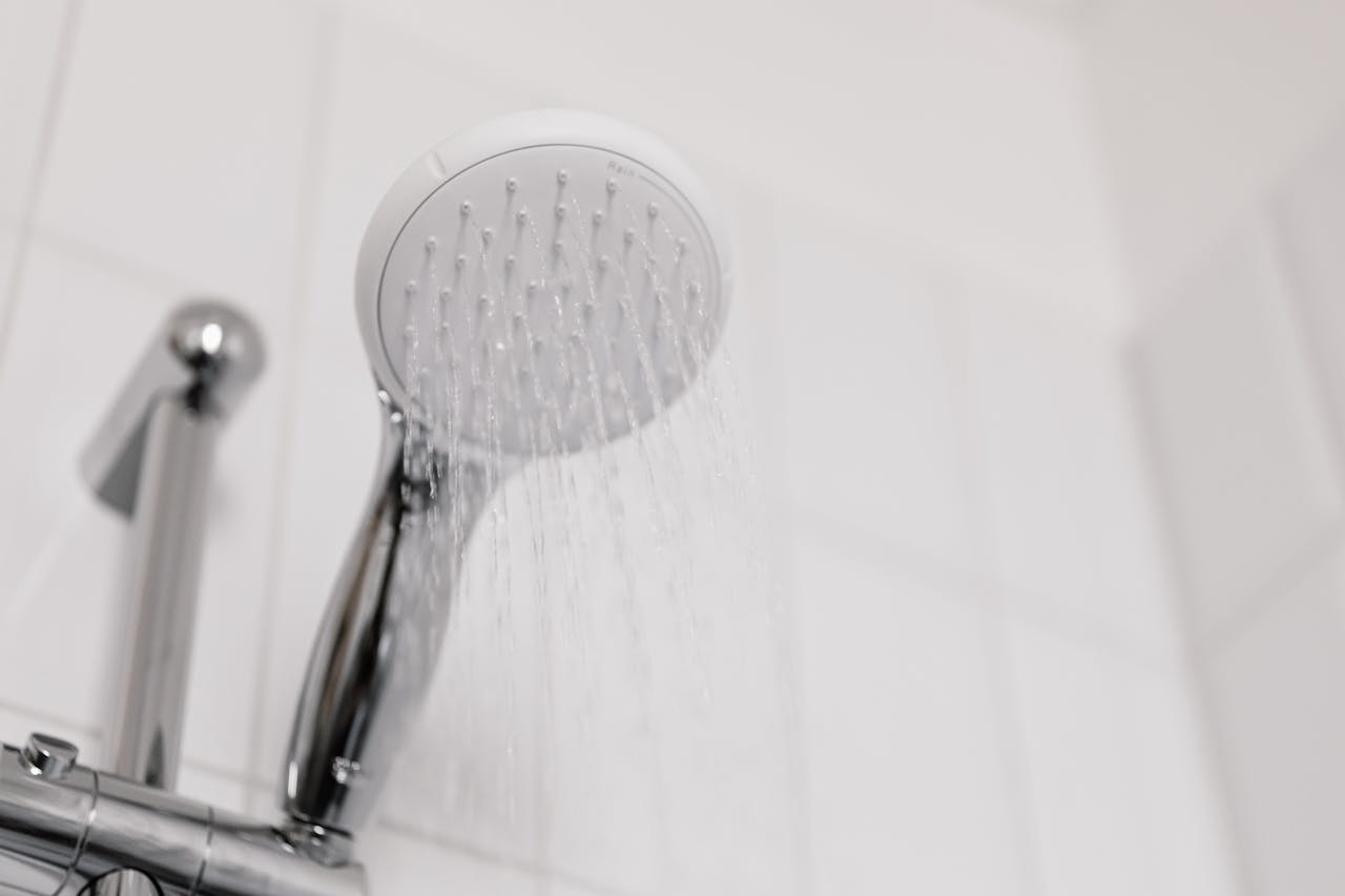 Duschschlauch kürzen – sauberer Duschkopf mit Wasserstrahl