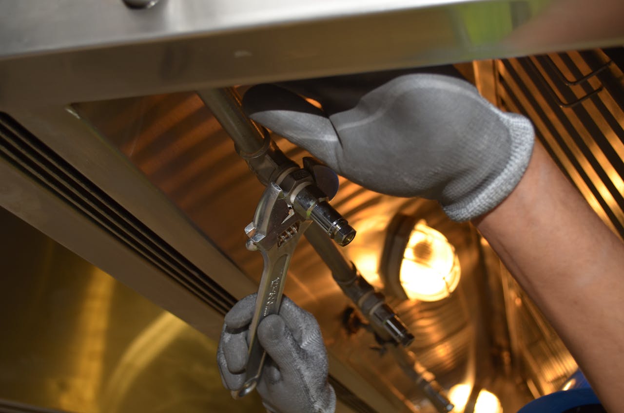 Eckventil-Kappe abziehen – Sanitär-Werkzeug an Rohrinstallation