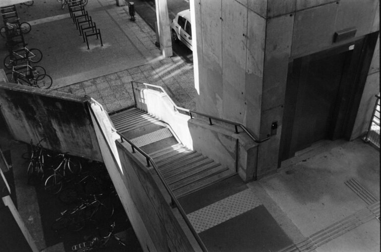 Fahrradrampe Kellertreppe – Betontreppe mit abgestellten Fahrrädern