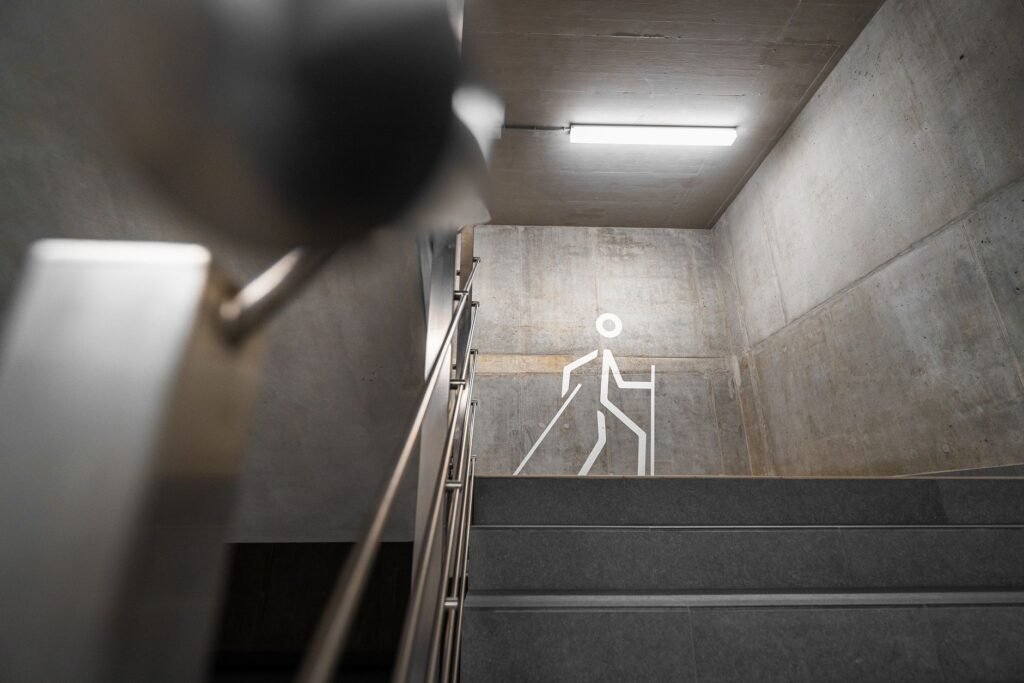 Fahrradrampe Kellertreppe – Betontreppe mit Handlauf im Untergeschoss
