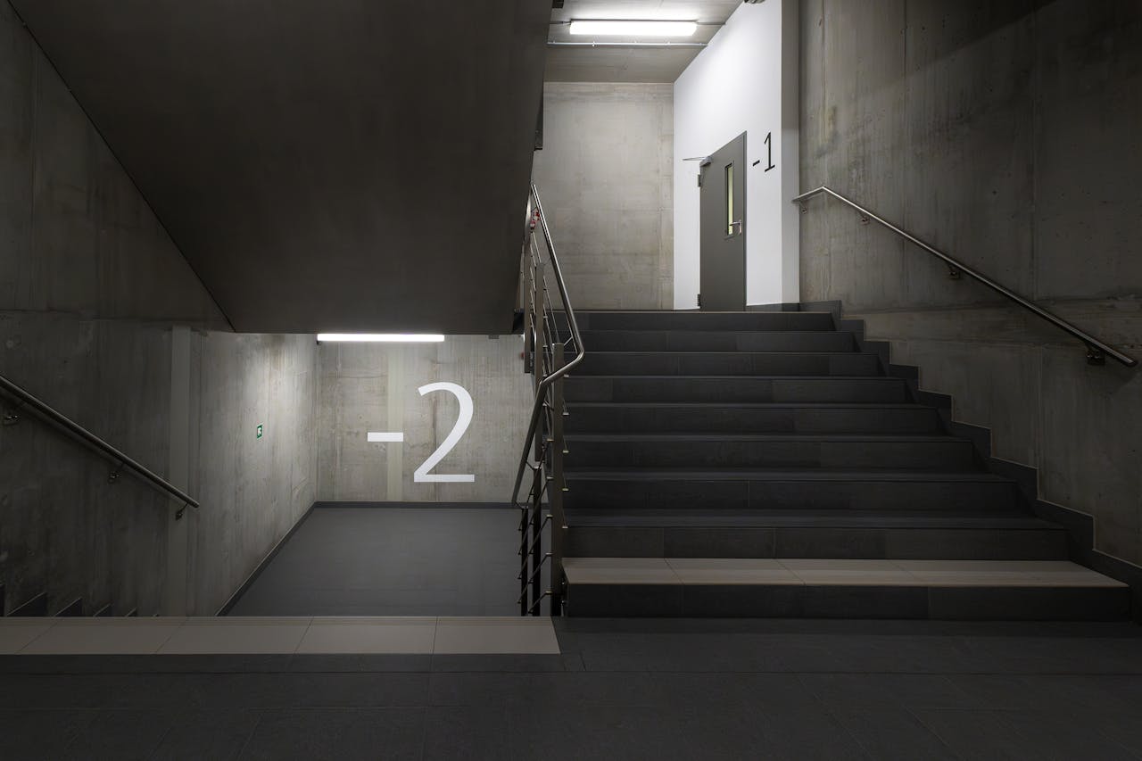 Fahrradrampe Kellertreppe – moderne Beton­treppe im Untergeschoss