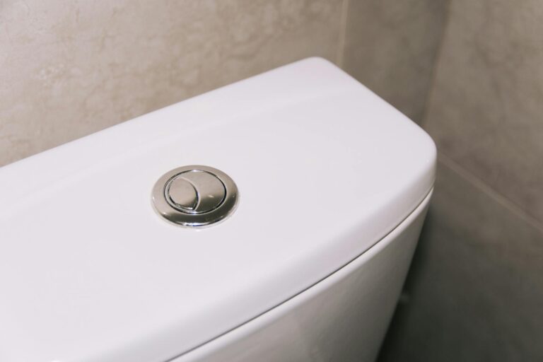 Geberit Spülkasten öffnen – moderner Dual-Flush Spülkasten mit Chrom-Drückerplatte
