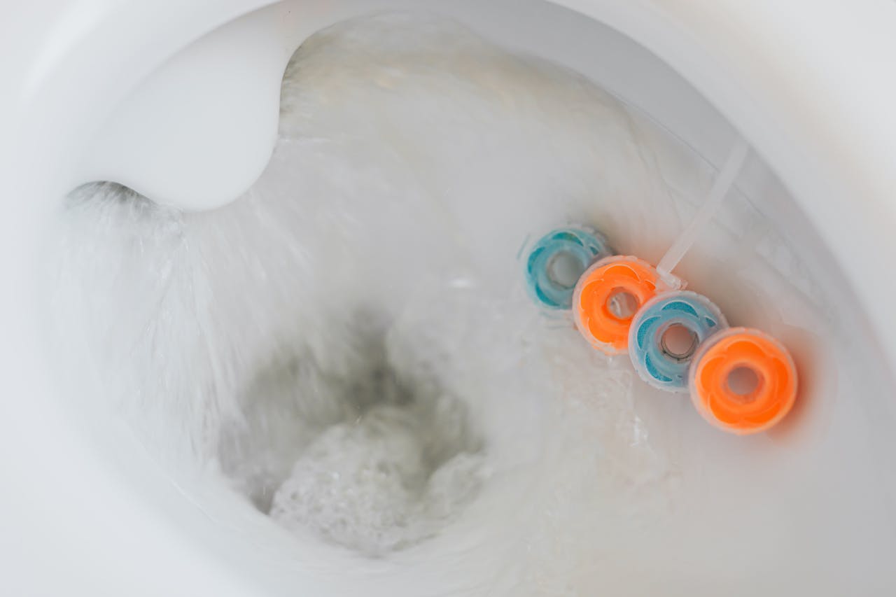 Geberit Spülkasten öffnen – Wasserfluss in der Toilettenschüssel