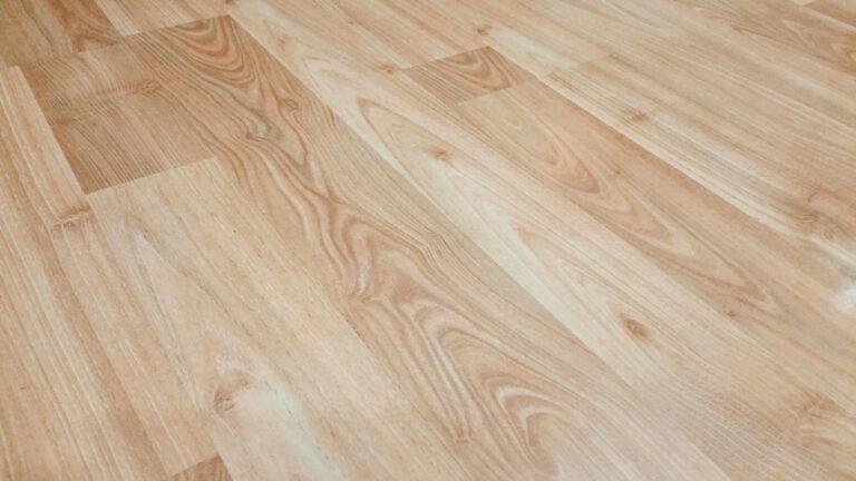 Laminat lässt sich runterdrücken – hellbraunes Holz-Laminat mit natürlicher Maserung