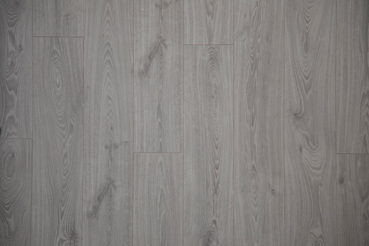 Laminat lässt sich runterdrücken – graue Laminat-Bodendielen