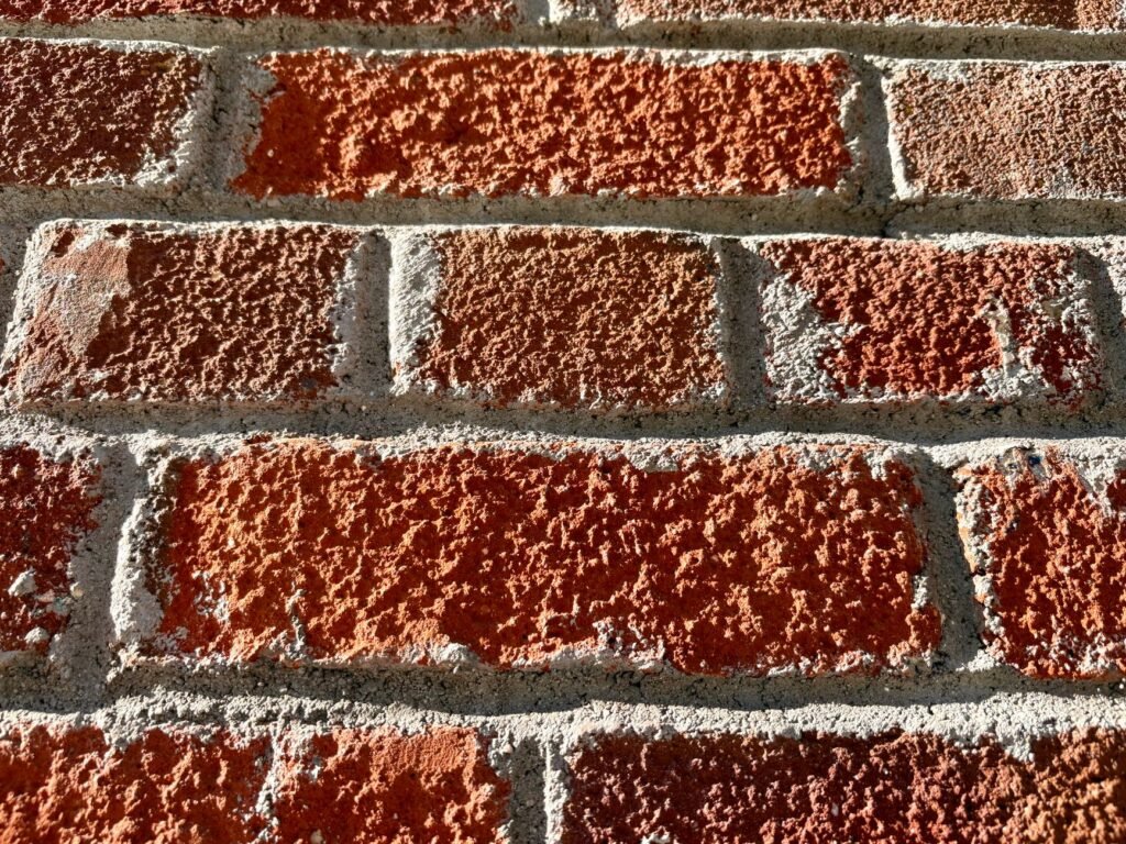 Maueranker nachträglich setzen – Nahaufnahme einer roten Backsteinwand mit Mörtelfugen