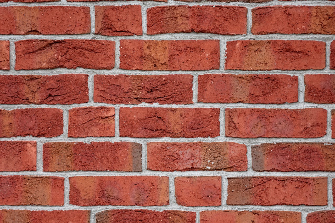 Maueranker nachträglich setzen – Detail einer roten Backsteinmauer