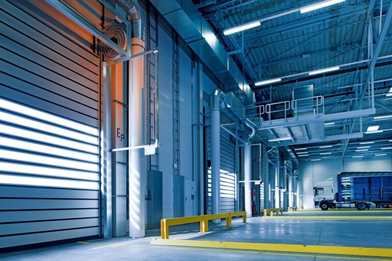 Moderner Hallenbau – vielfältige Möglichkeiten für Industrie und Landwirtschaft Moderner Hallenbau – helle Industriehalle mit Stahlkonstruktion und Rolltoren