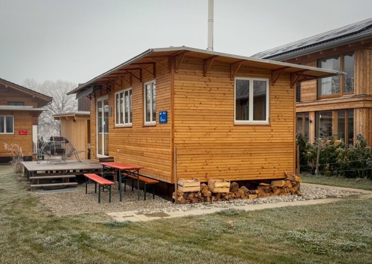 Modulhaus in der Praxis: Worauf Bauherren bei Planung, Technik und Nutzung achten sollten. Modulhaus – kleines Holzhaus mit Terrasse im Grünen