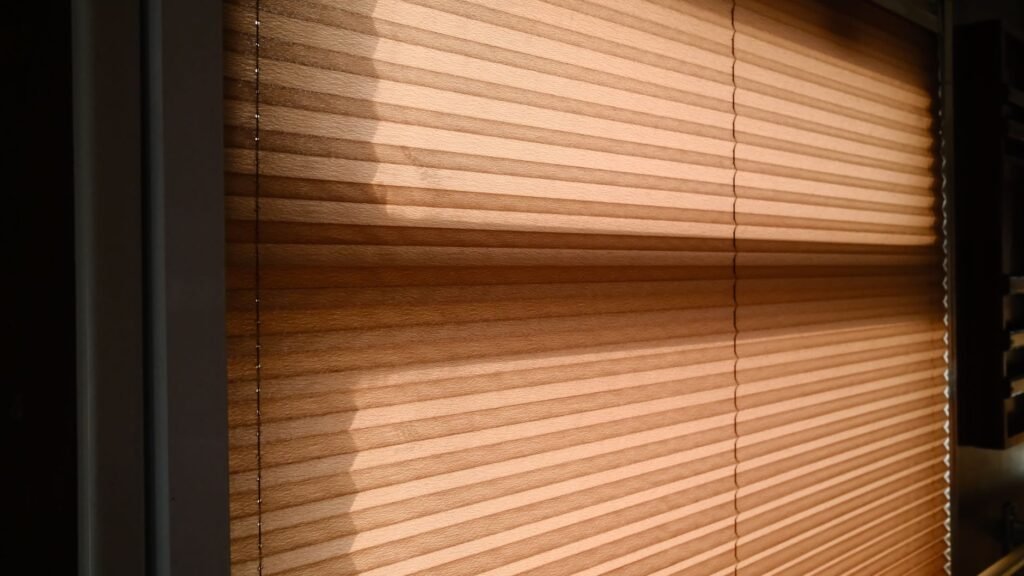 Plissee reparieren – Plissee am Fenster mit einfallendem Sonnenlicht