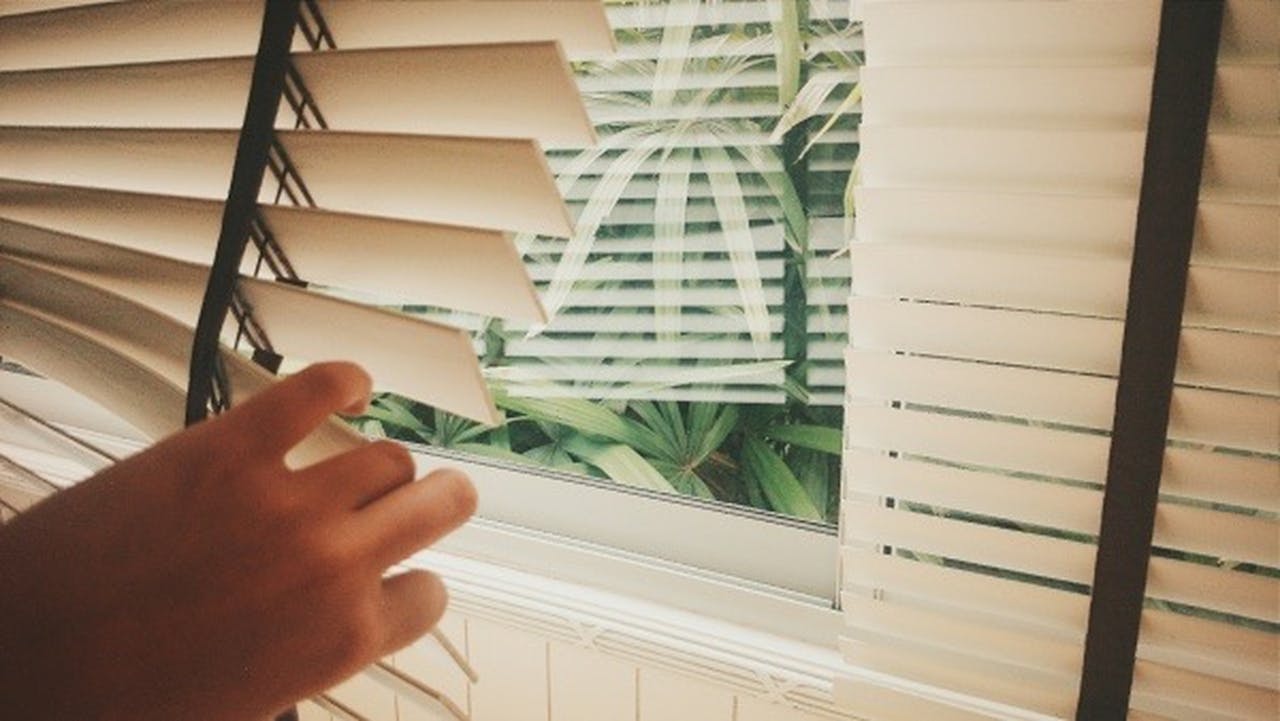 Plissee reparieren – Hand bedient ein Fensterplissee
