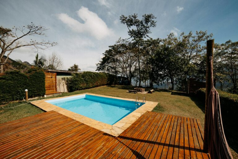 Pool-Podest selber bauen – Pool mit Holzterrasse umgeben