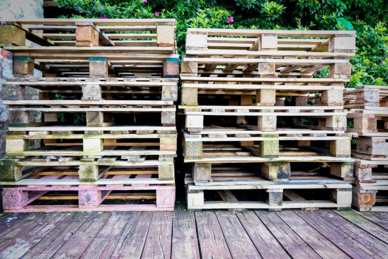 Pooltreppe aus Paletten bauen – Stapel von Holzpaletten