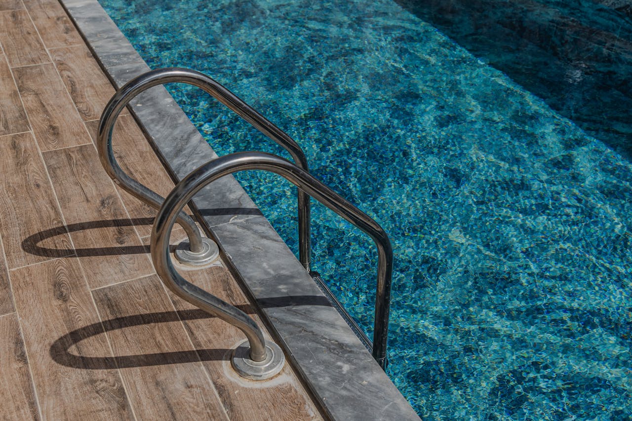 Pooltreppe aus Paletten bauen – Pool­leiter am blauen Wasser