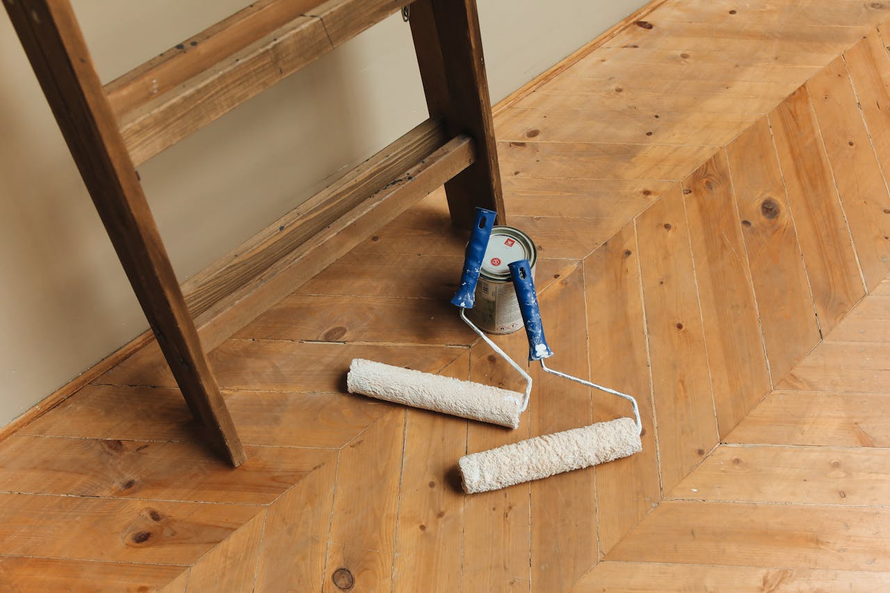 PVC-Boden streichen – Lackroller und Leiter auf hellem Holzboden