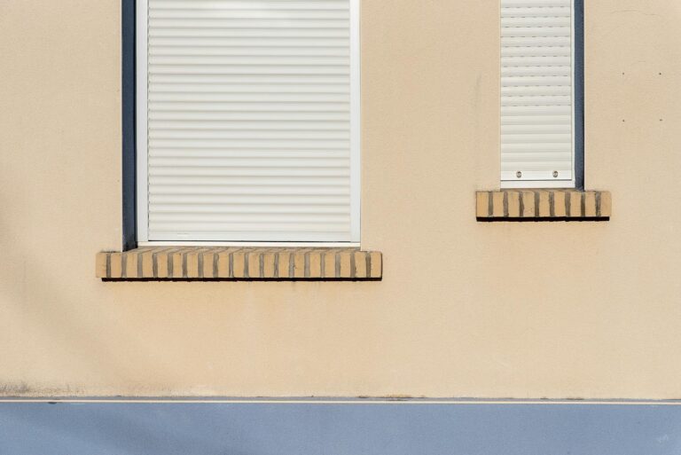 Rollladengurt austauschen Vorbaukasten – geschlossener weißer Rollladen an einer Fassade