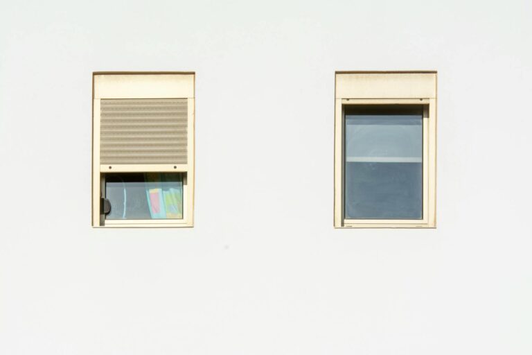 Rollladengurt verstecken: Ideen für ein aufgeräumtes Zuhause Rollladengurt verstecken – moderne Fassade mit Rollladen-Fenster