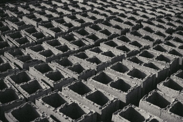 Schalungssteine setzen ohne Fundament – Geht das und wann ist es sinnvoll? Schalungssteine setzen ohne Fundament – Reihen von Hohlblock-Betonsteinen