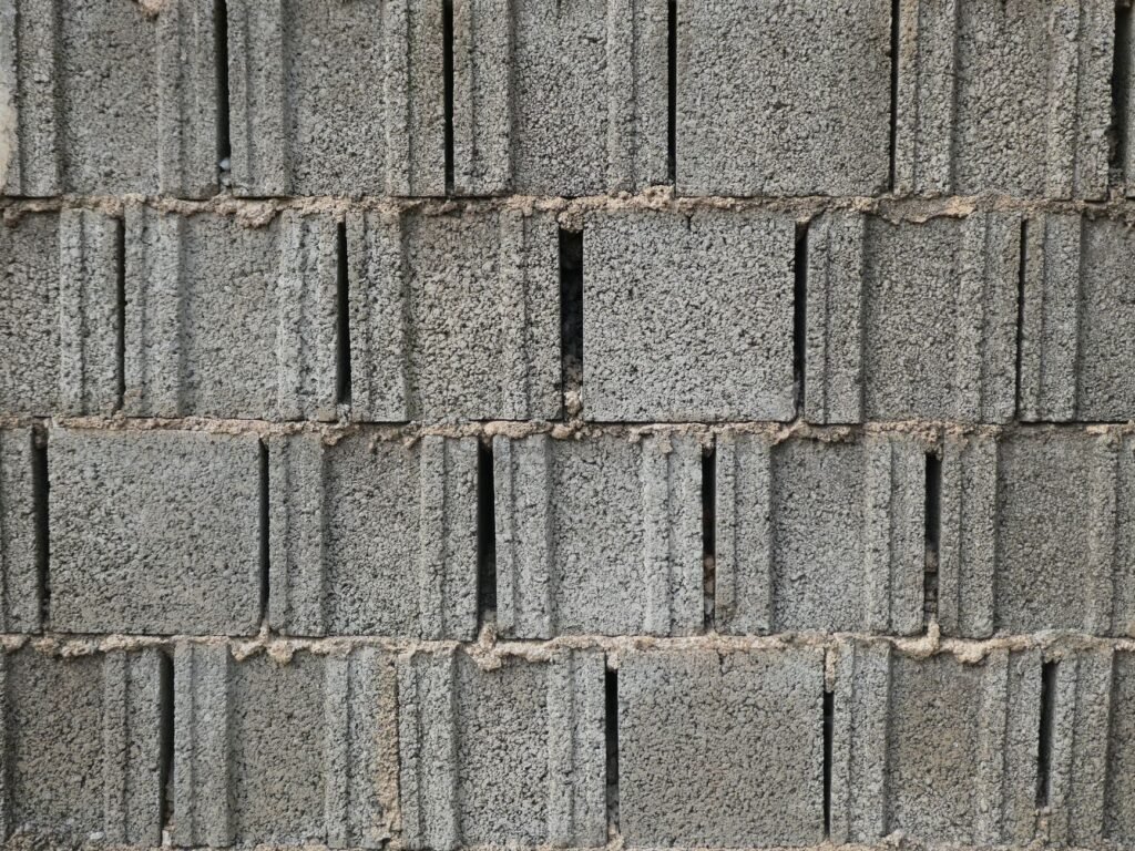 Schalungssteine setzen – gemauerte Wand aus grauen Betonsteinen